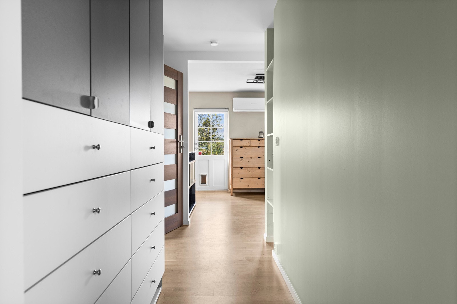 I gangen inn mot stuen er det et romslig garderobeskap. Galleribilde