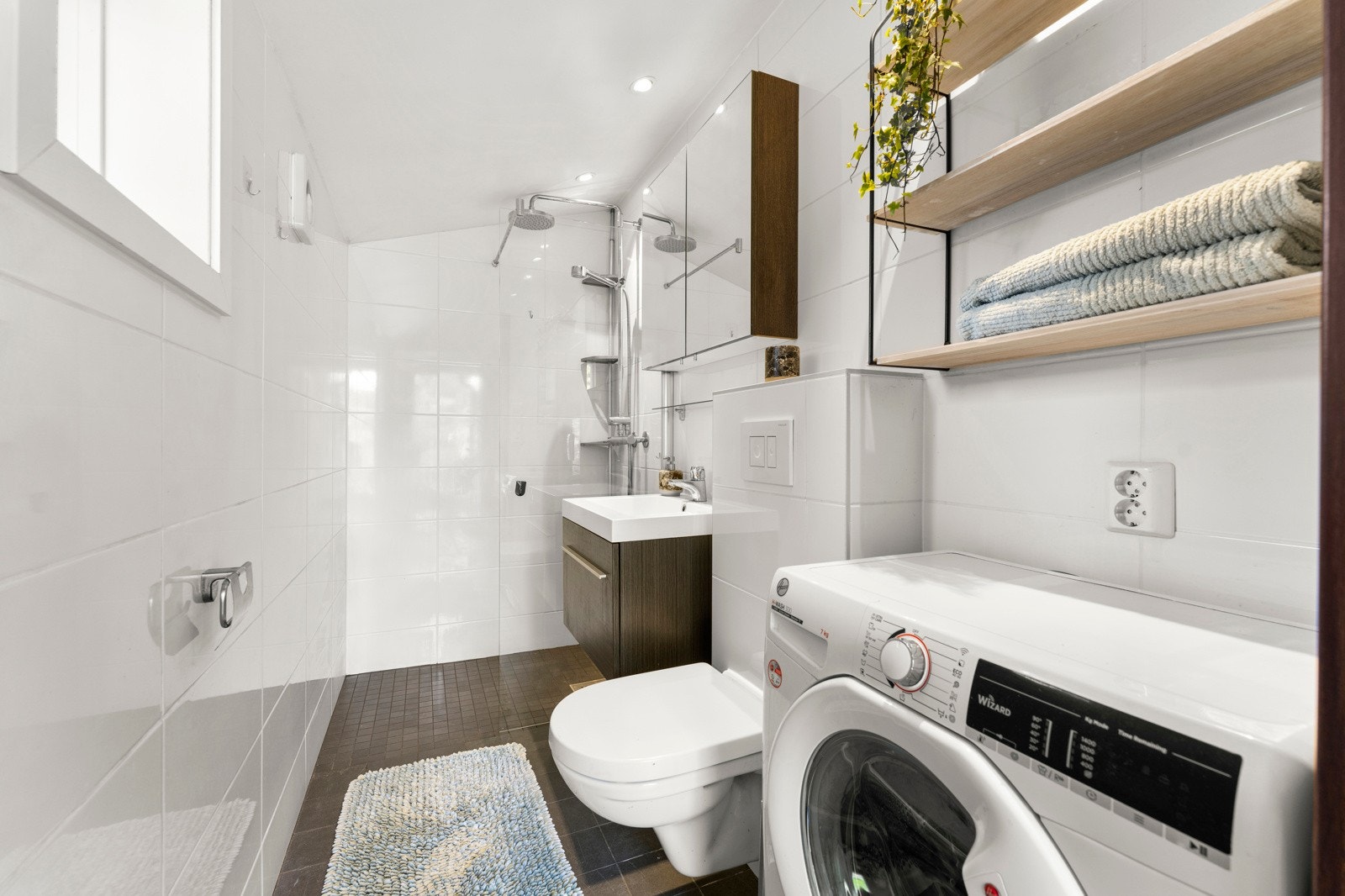 Boligen har et pent, helfliset og velutstyrt bad som ble pusset opp i 2015. Galleribilde