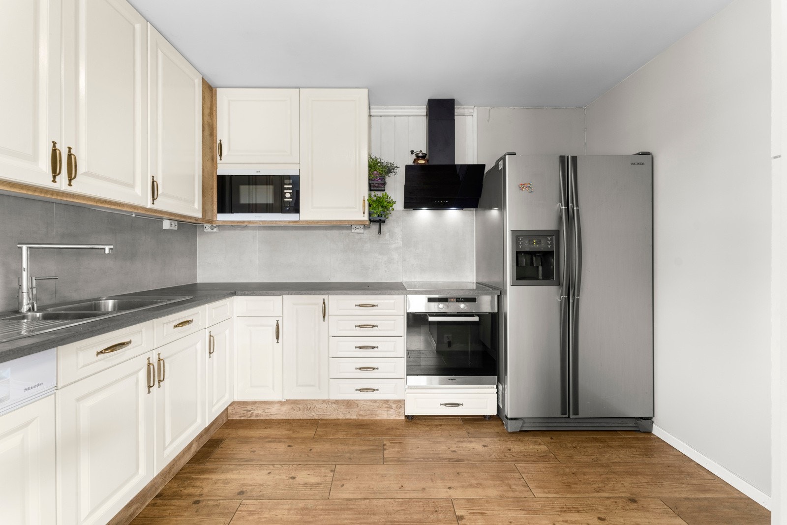 Veggene på kjøkkenet er nylig malt opp i 2025. Galleribilde