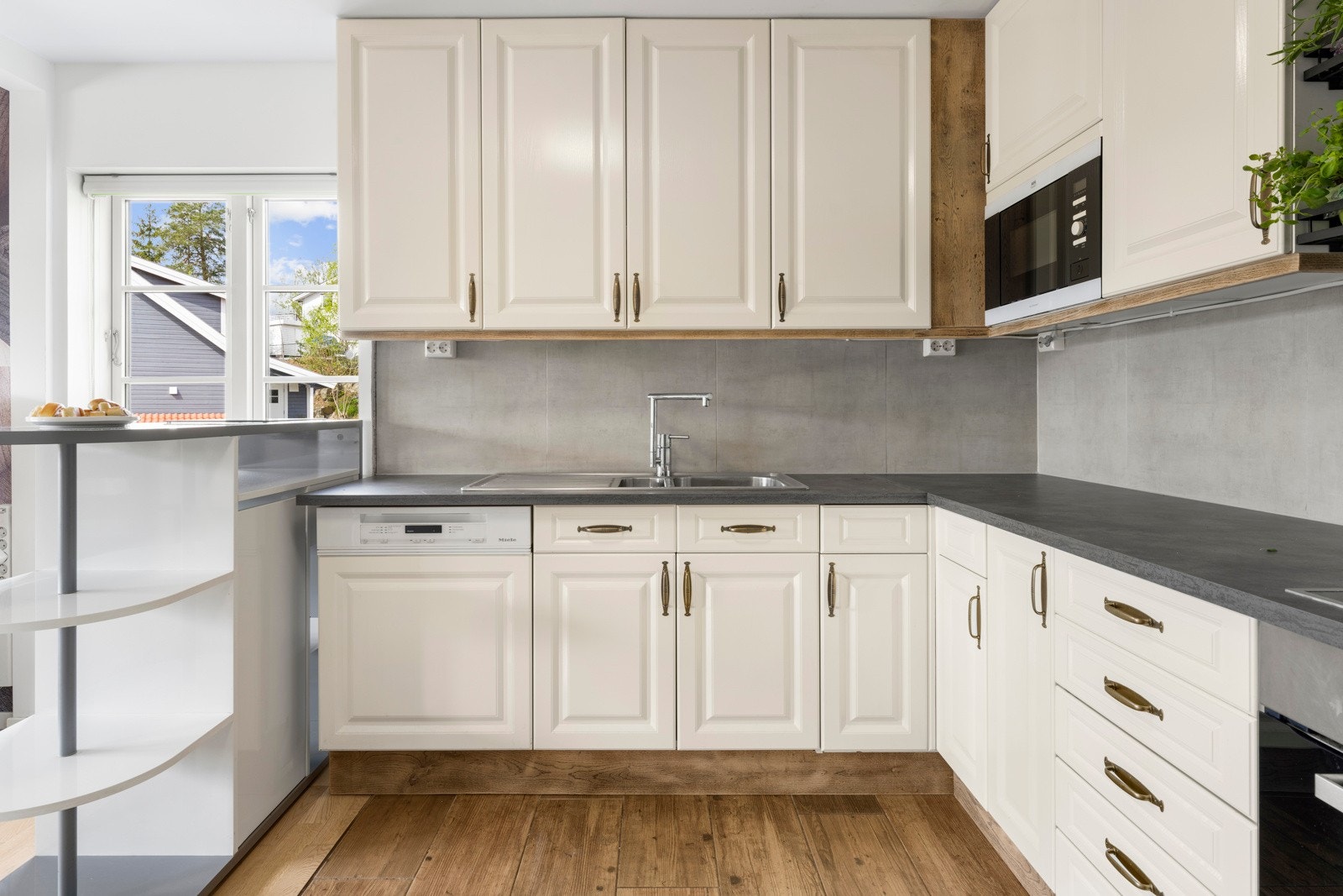 Kjøkkeninnredningen fra Mobalpa er klassisk og pen med god skap- og benkeplass. Galleribilde