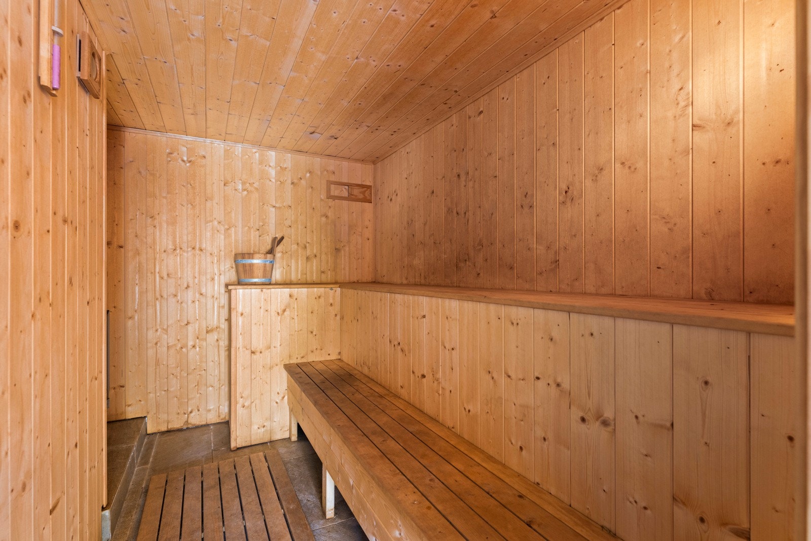 I 2022 ble det etablert en stor, flott badstue i et pent innredet rom i kjelleren. Galleribilde