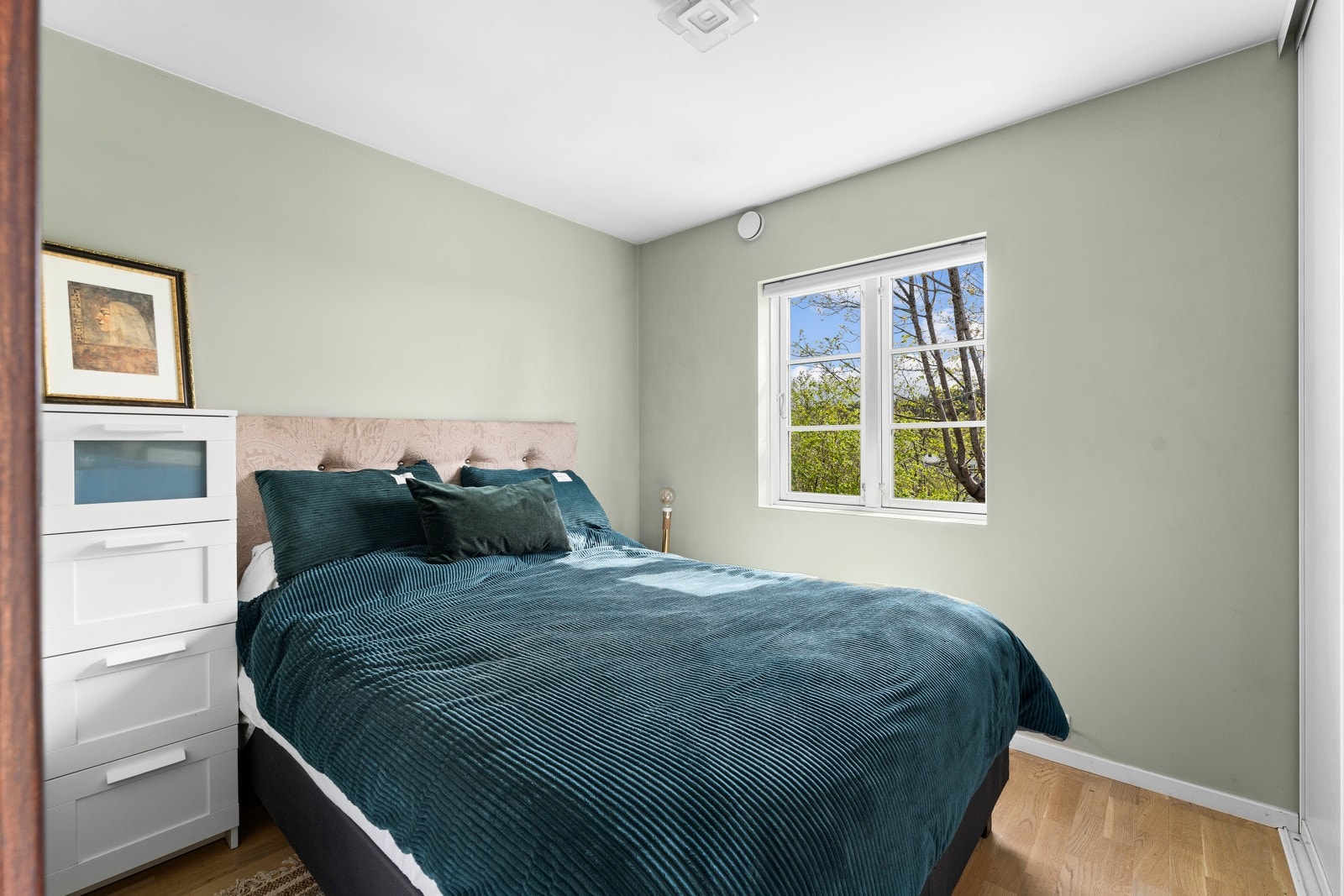 Det er to gode soverom i eneboligen, og begge har store, sydøstvendte vinduer. Galleribilde