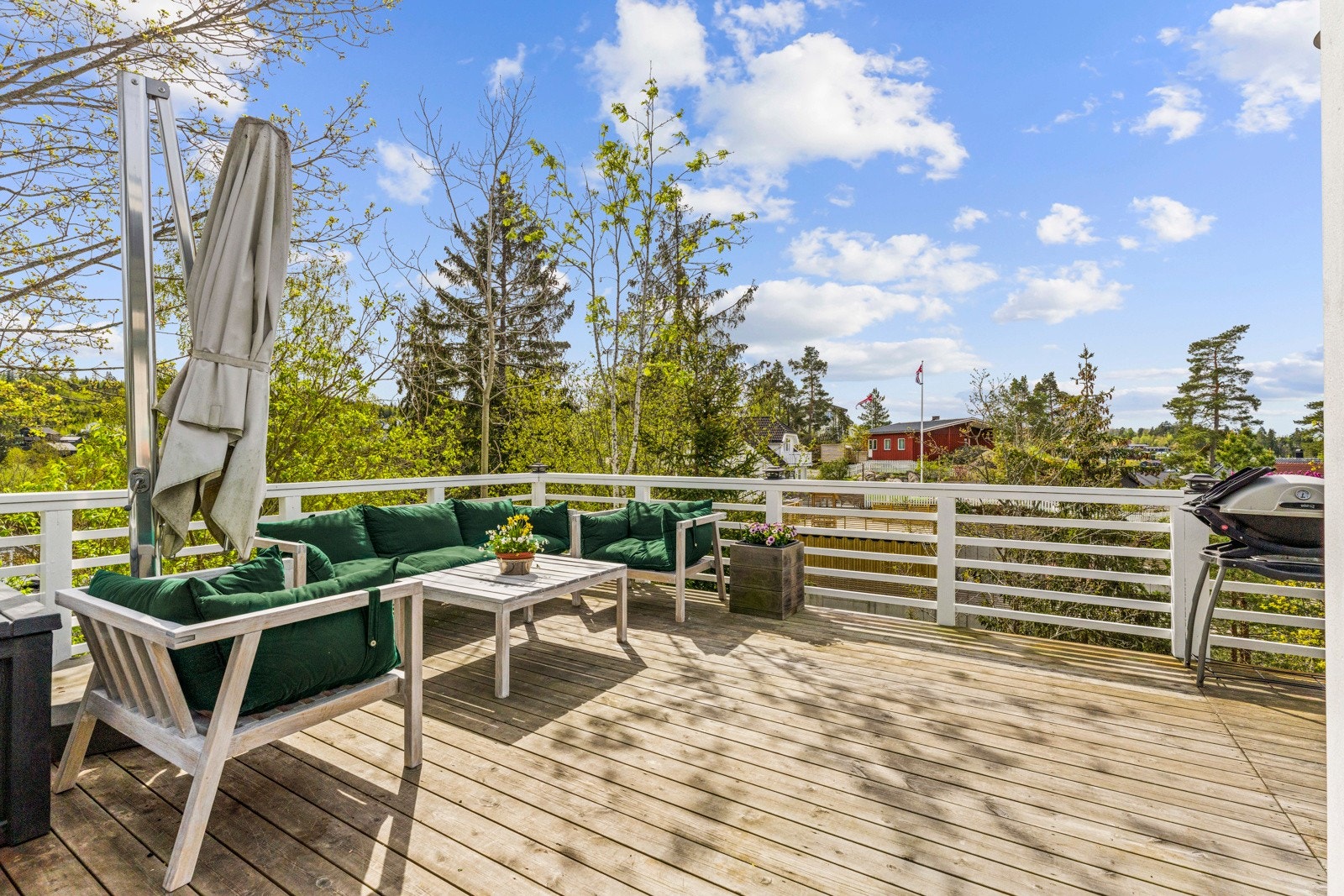 Fra stuen er det utgang til en sydvestvendt terrasse på ca. 35 kvm. Galleribilde