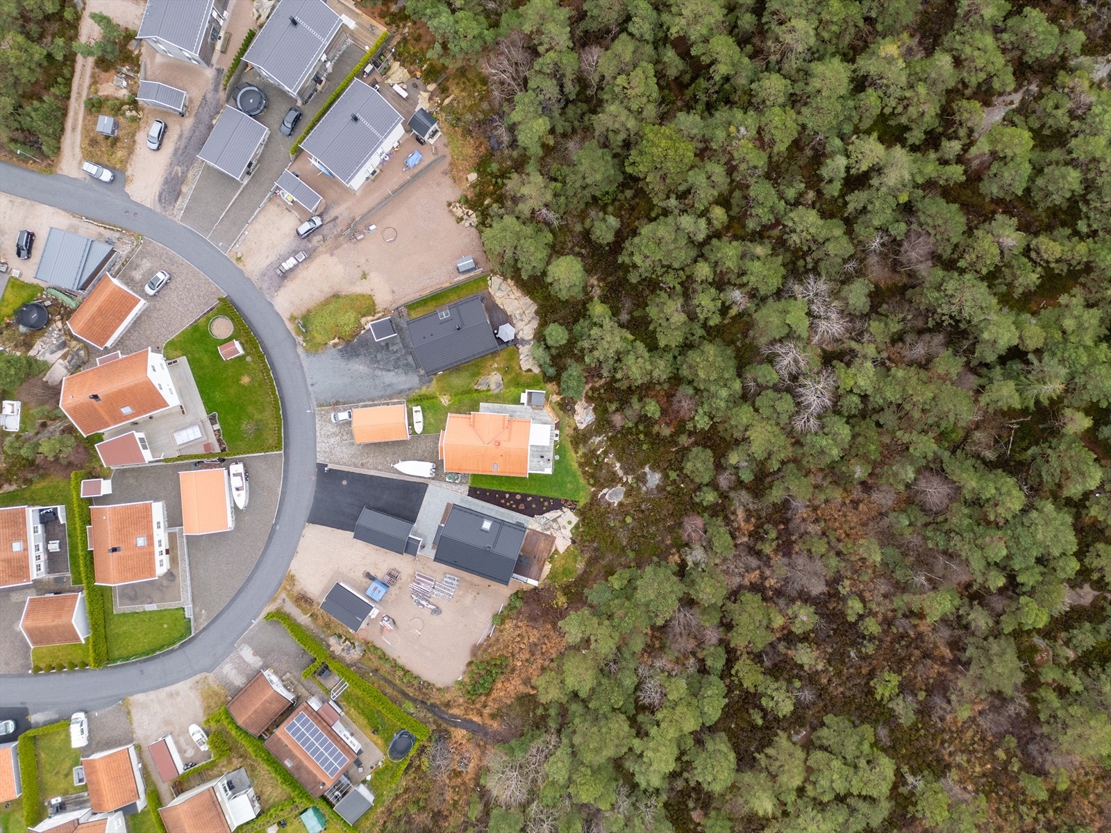 Boligen fra 2019 hviler like på grensen til den ville skjærgårdsnaturen. Galleribilde