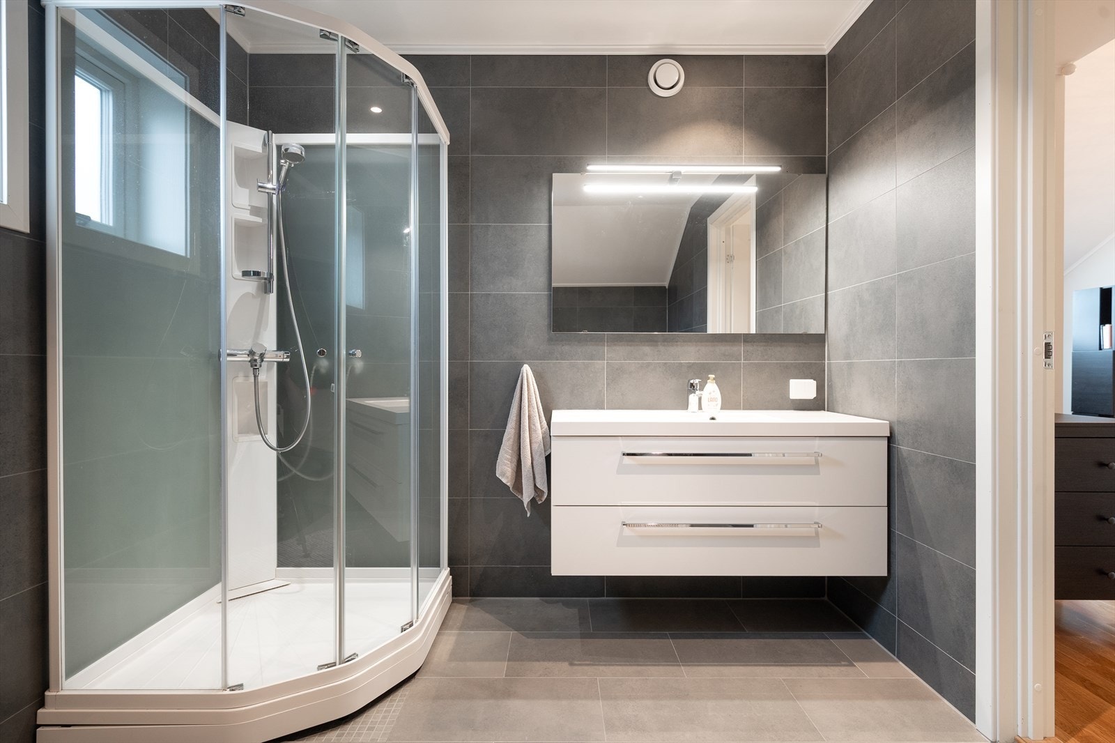 I dag er det foreløpig valgt å sette inn et praktisk dusjkabinett. Galleribilde