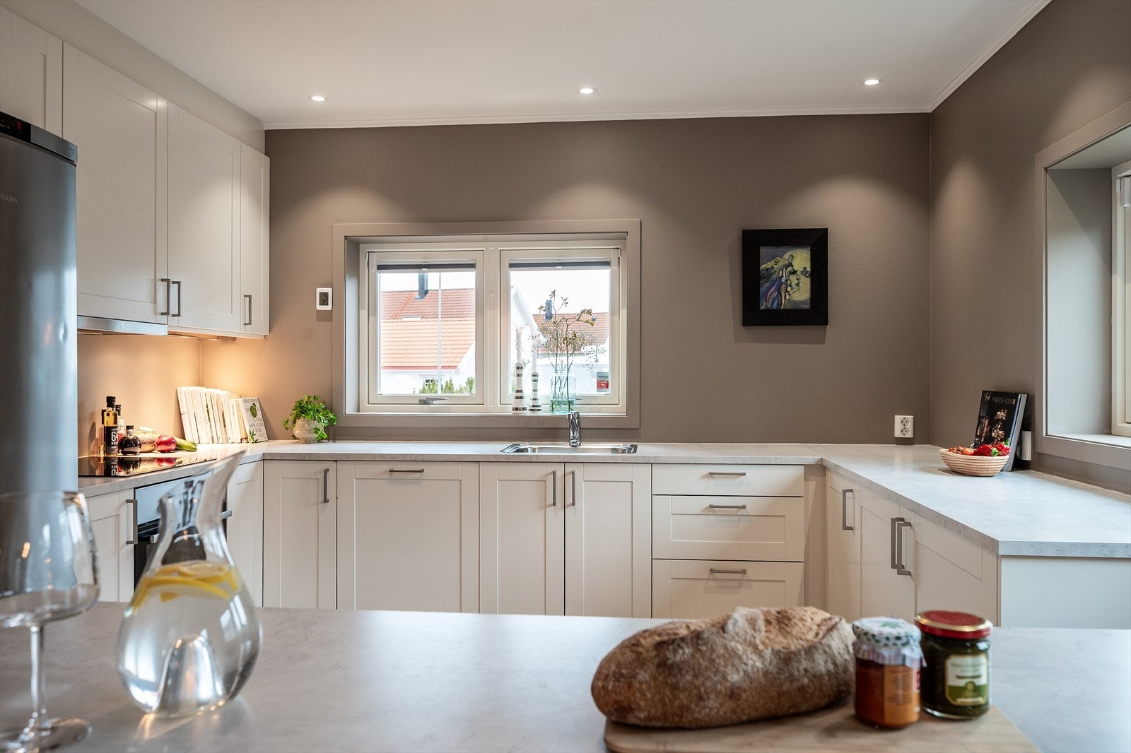 Hvitevarene er integrerte bortsett fra kjøleskapet. Galleribilde