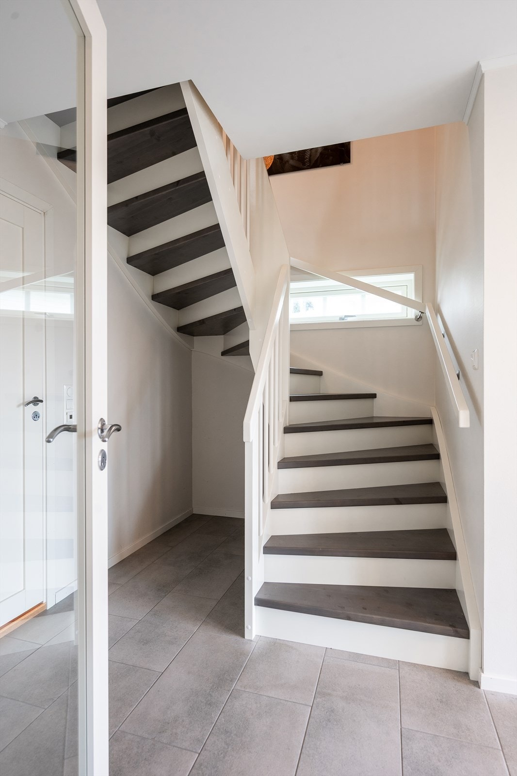 Tar vi trappen opp, legger vi først merke til den åpne himlingen, som gir en suveren takhøyde - 3,85 meter på det høyeste. Galleribilde