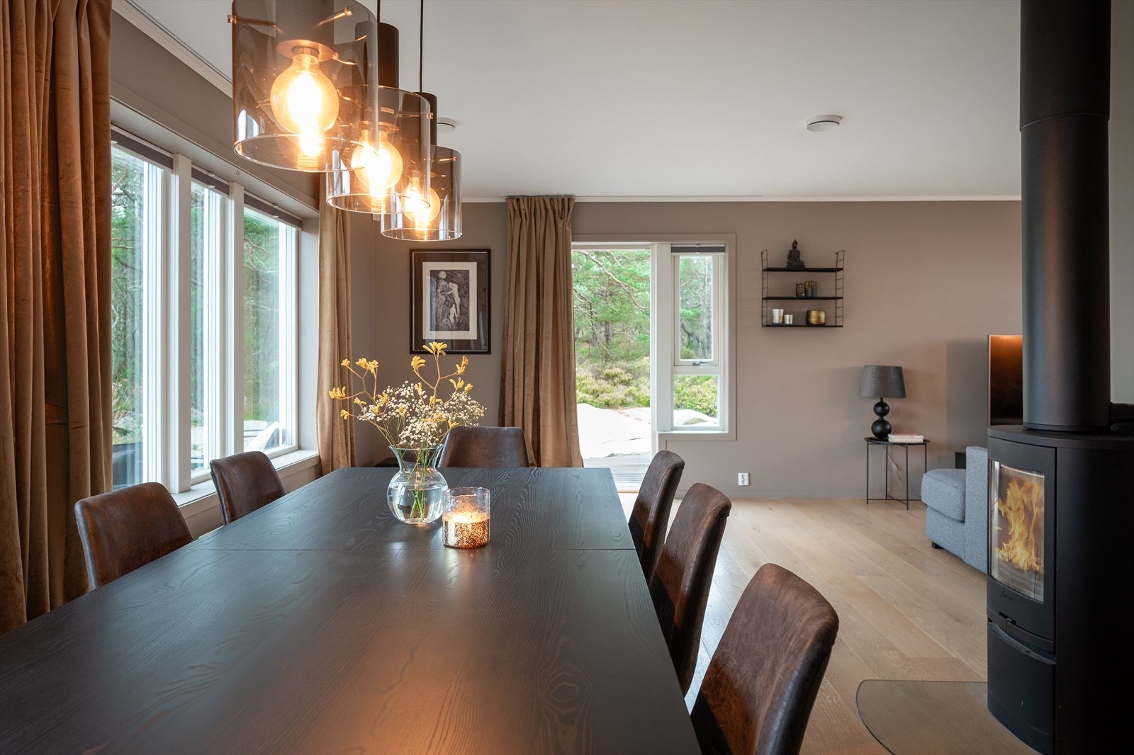 Veggene åpnes opp med vinduer i fire retninger. Dette skaper god kontakt med uteplassene, og slipper både lys og natur inn i rommene. Galleribilde