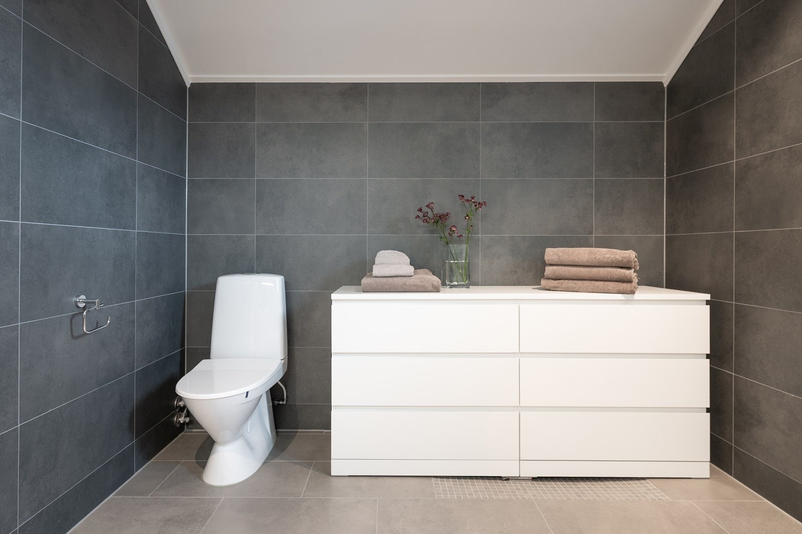 Her ser vi mosaikk og sluk i to hjørner, så det er lagt opp til både dusjesone og badekar. Galleribilde