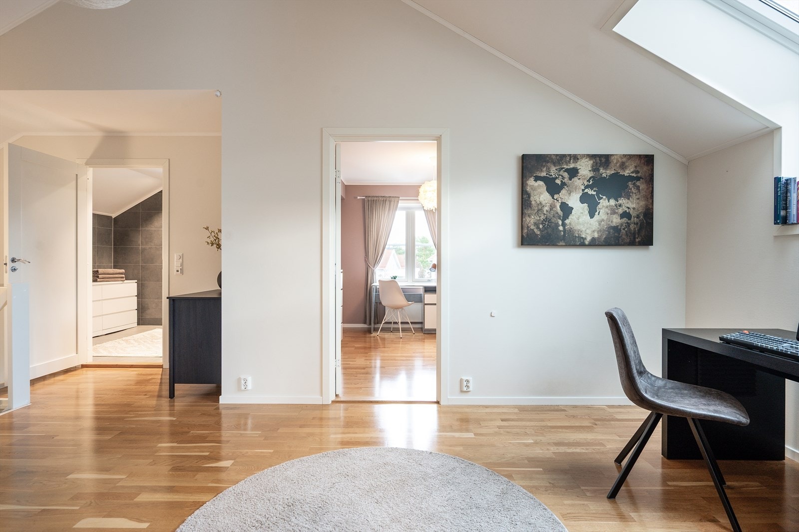 Du finner tre nydelige soverom her, med hver sin farge og identitet - alle like store. Galleribilde