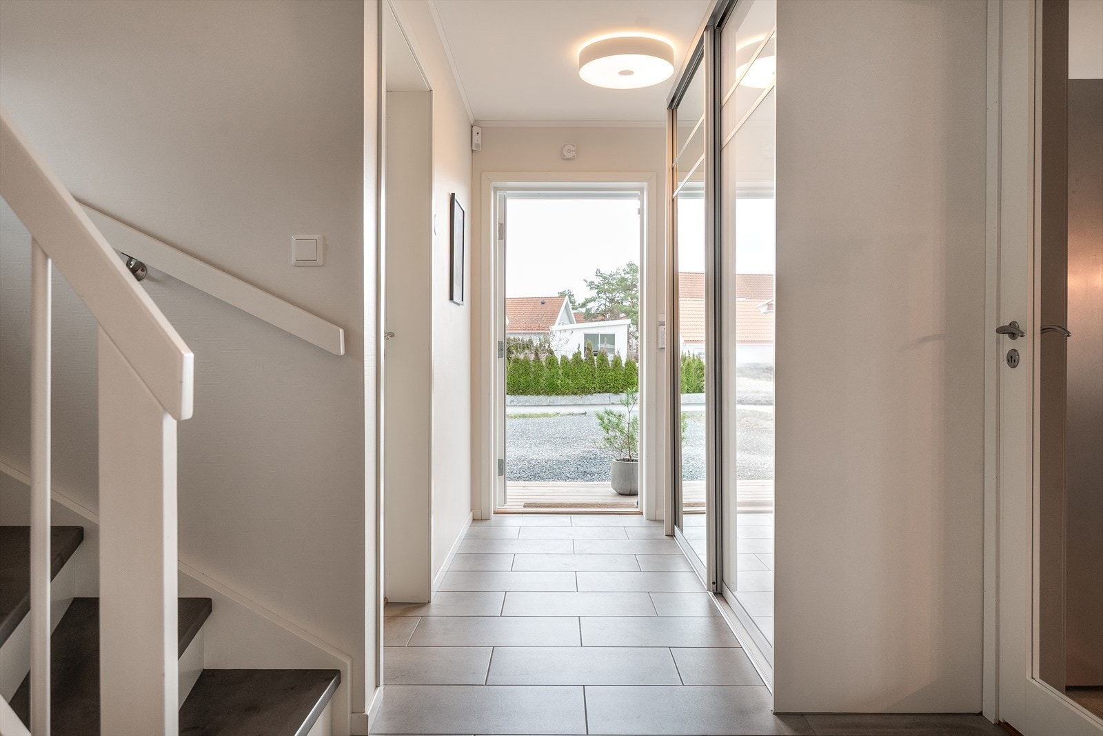 Du henger fra deg i skyvedørsgarderoben. Gangen er flislagt, og du kjenner på en god romfølelse. Galleribilde