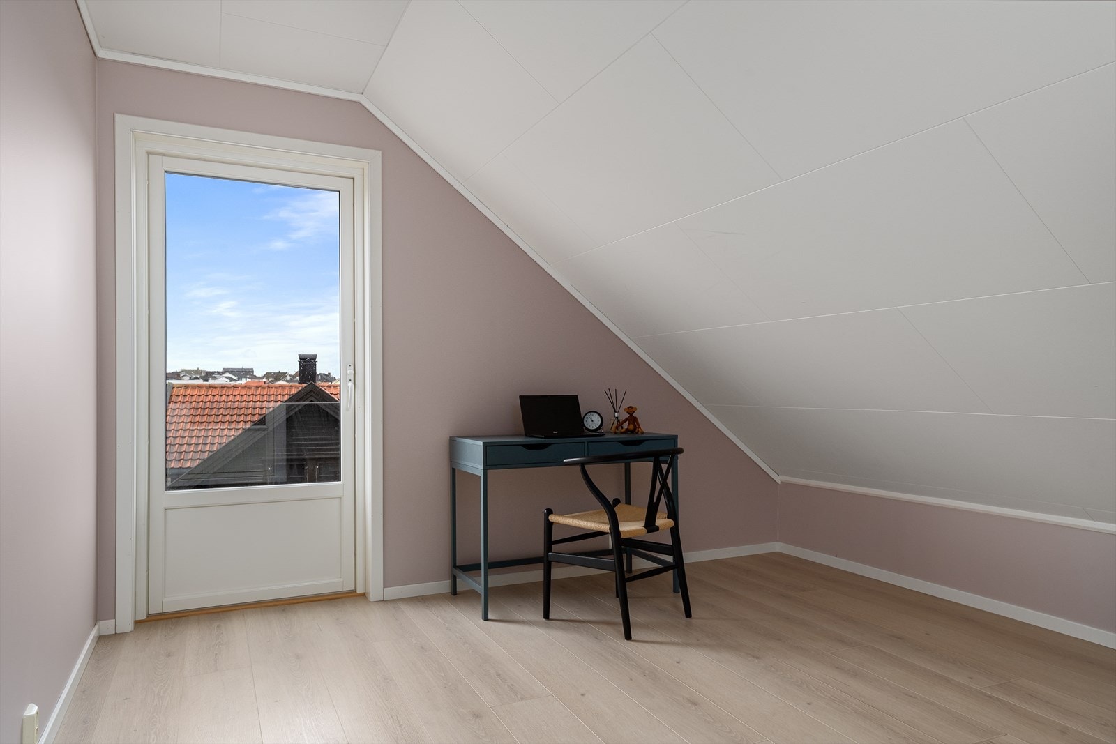 Soverom i 2.etg. med utgang til balkong. Galleribilde