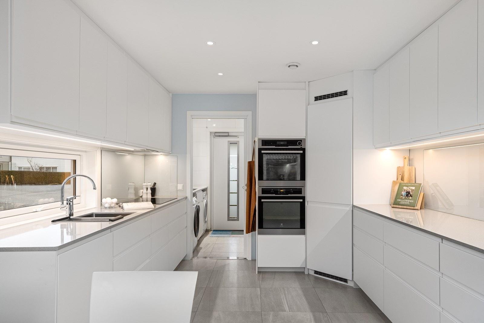 Innholdsrik kjøkken som er oppgradert i 2016. Galleribilde