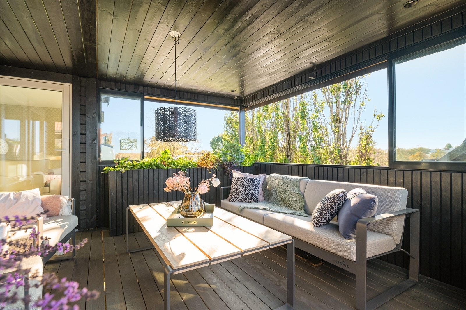 Trivelig hagestue i tilknytning til stue. Galleribilde