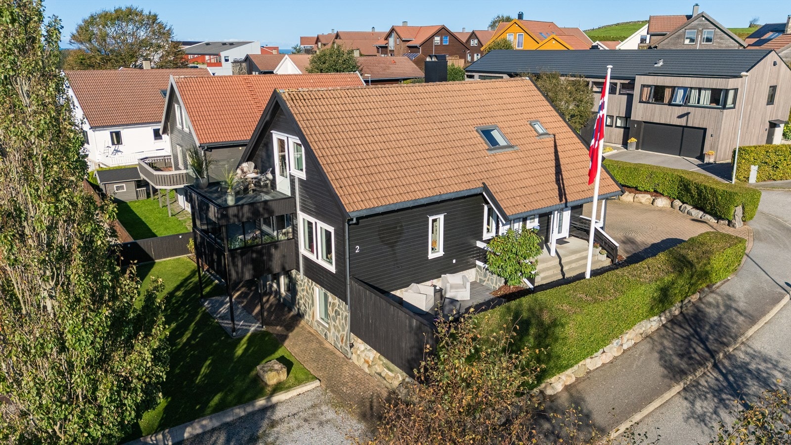 Eiendommen har en flott beliggenhet i ett etablert boligfelt og kort avstand til friområdet Kleppevarden og Kleppeloen. Galleribilde