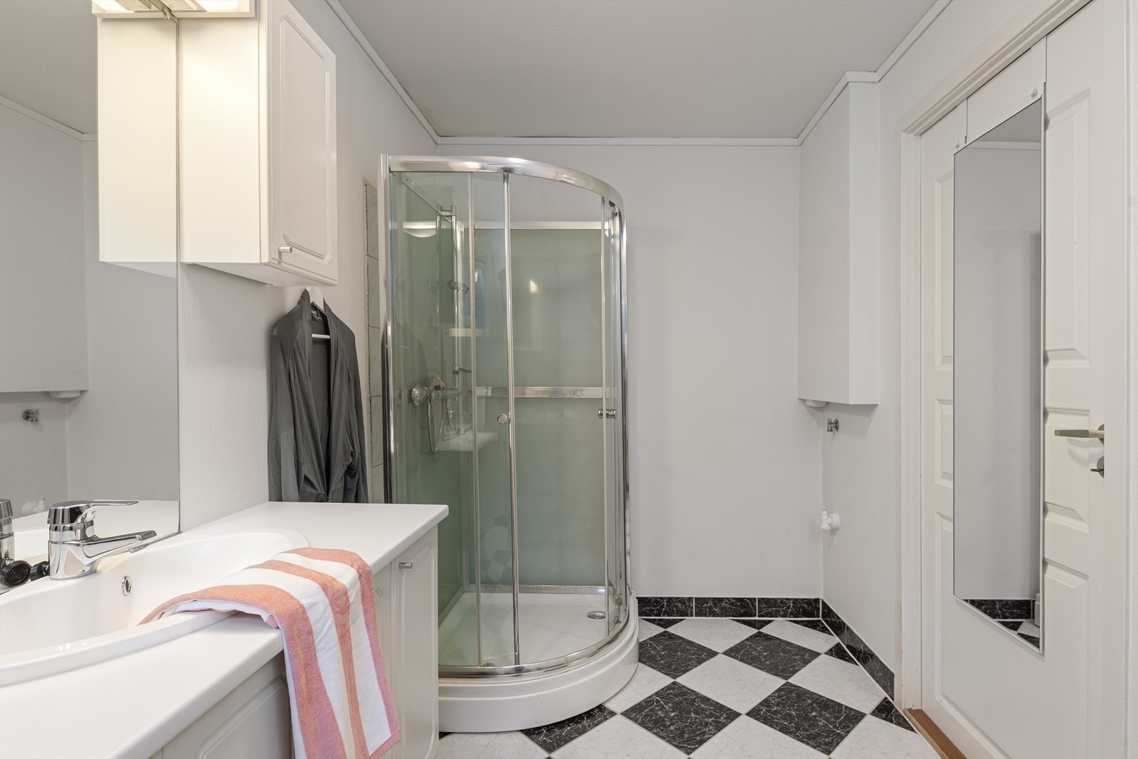 Bad i leilighet. Galleribilde