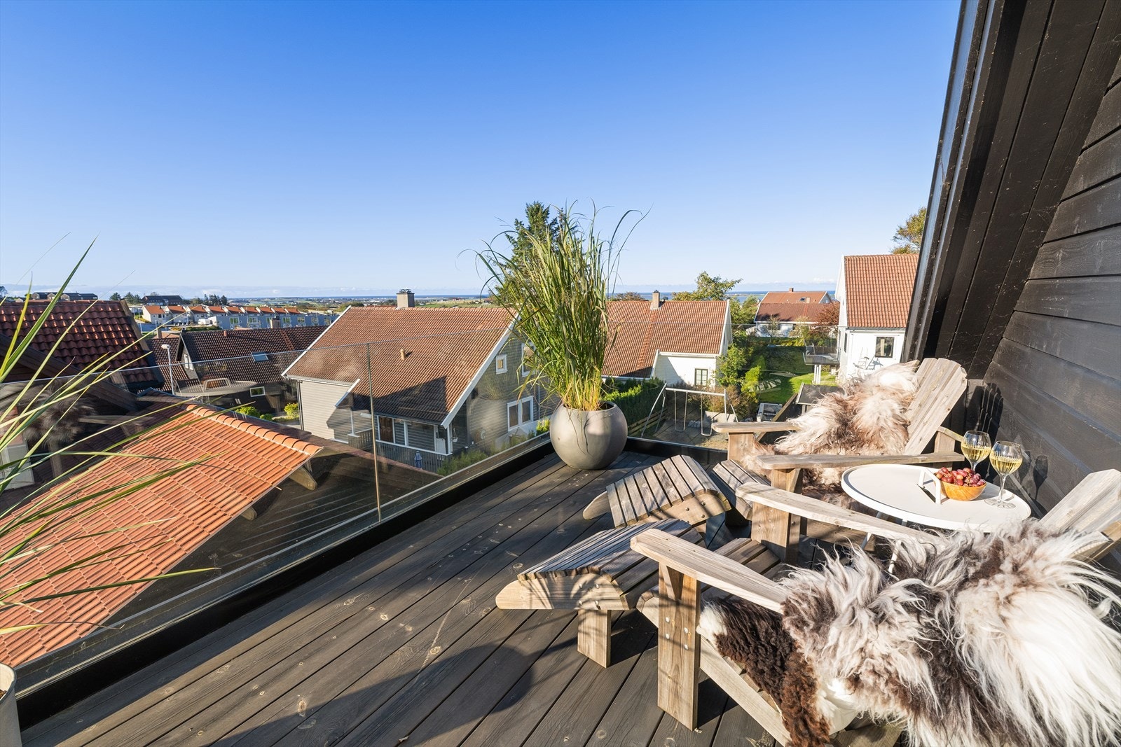 Skjermet balkong med utsikt. Galleribilde