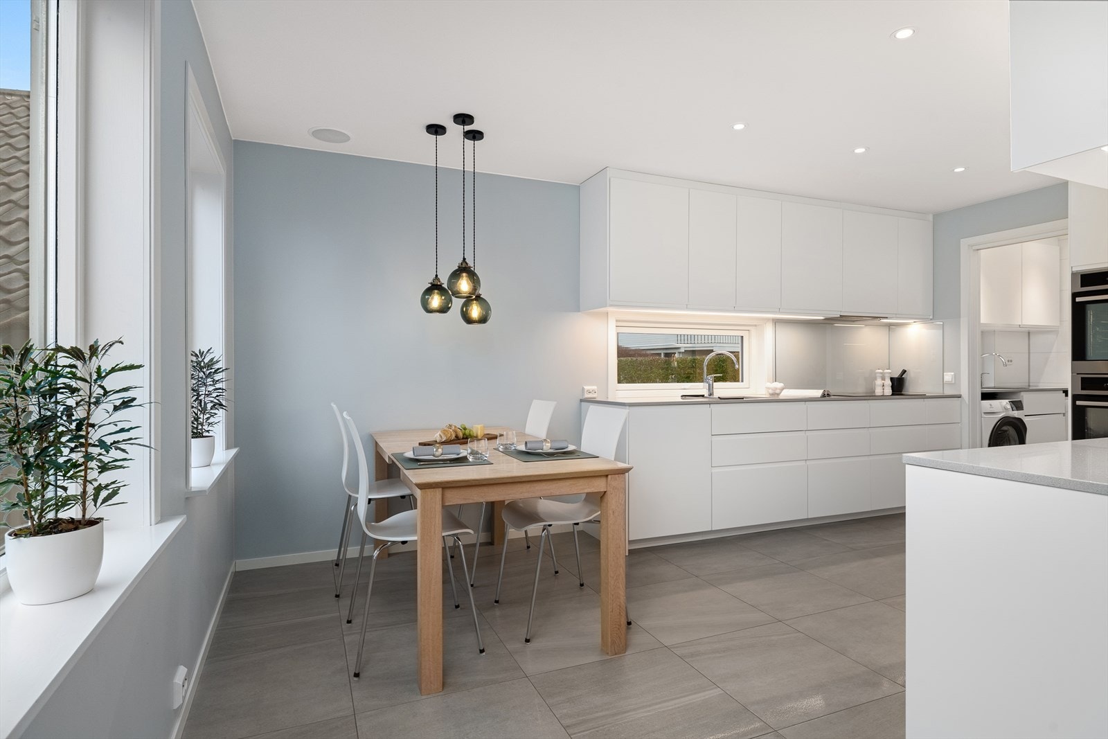 Kjølehjørne, stekeovn, dampovn, 80 cm steketopp. Stilestone benkeplater med underlimt vask. Galleribilde