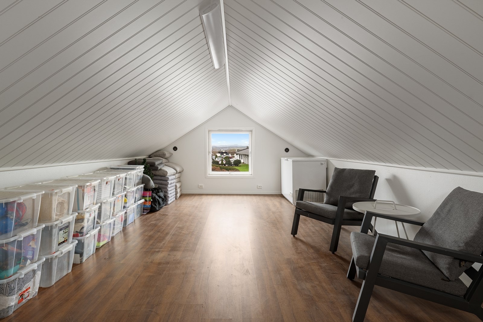 God lagringskapasitet på loft garasje (Ikke byggesøkt innredet). Galleribilde