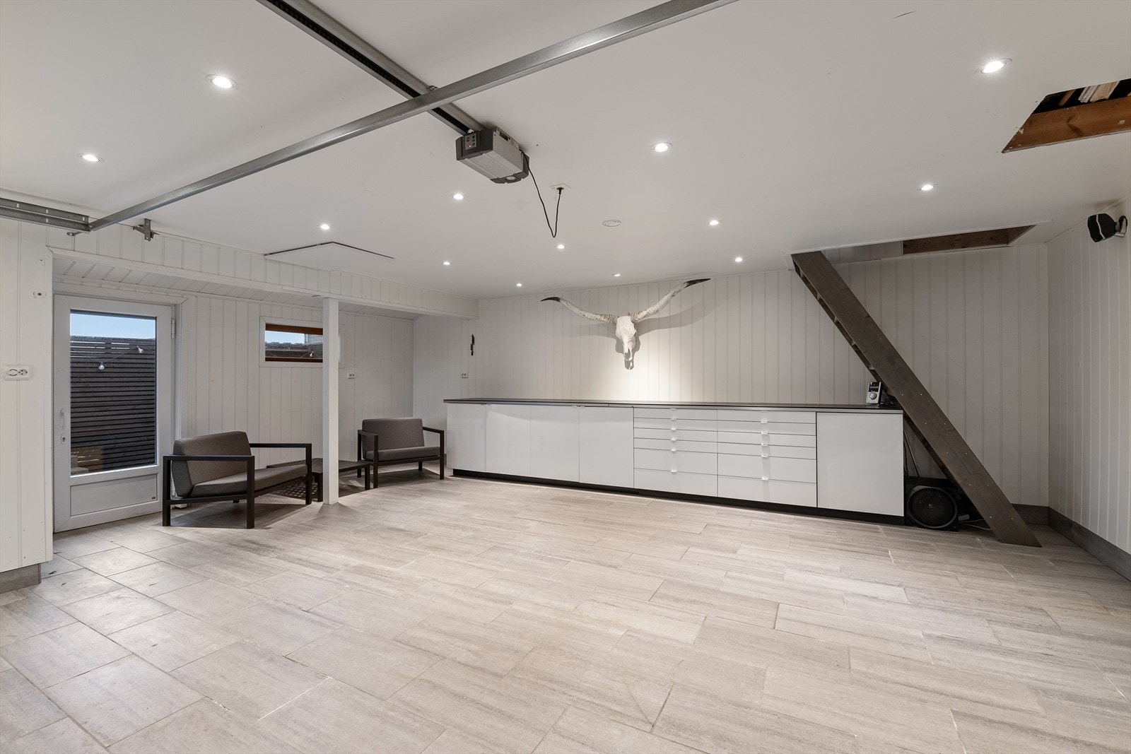 Romslig garasje. Galleribilde