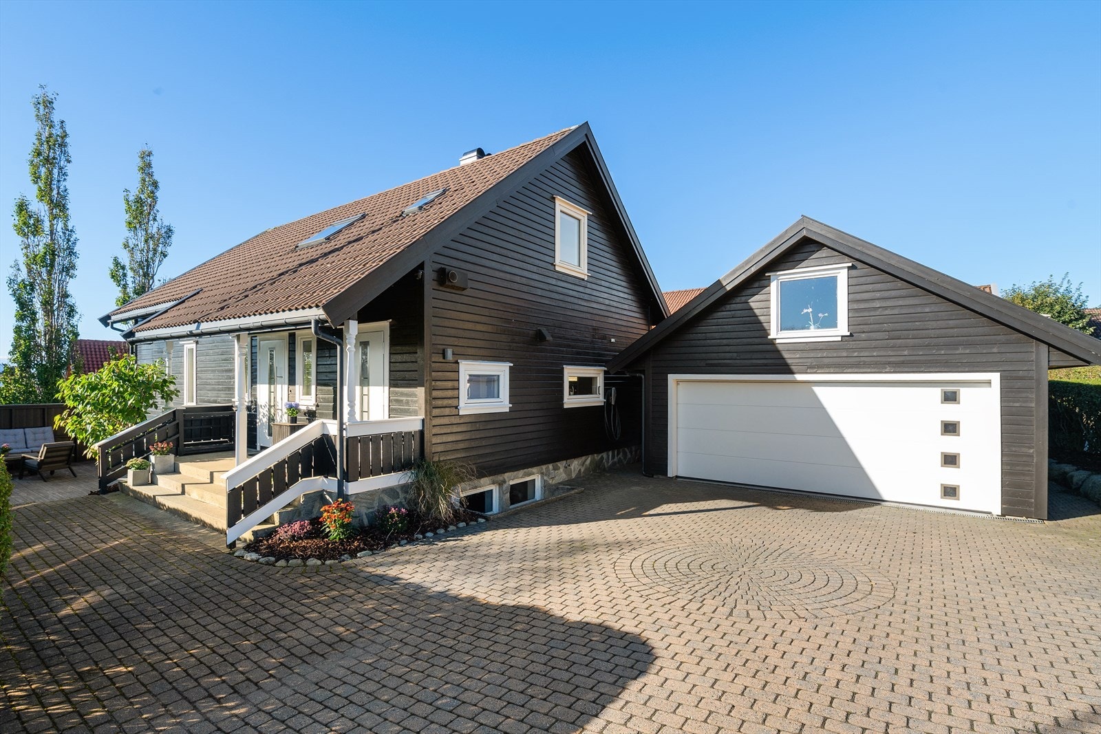 Innholdsrik enebolig med dobbel garasje. Galleribilde