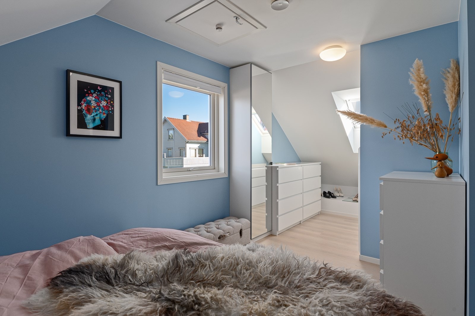 Garderobe i forbindelse med hovedsoverommet. Galleribilde