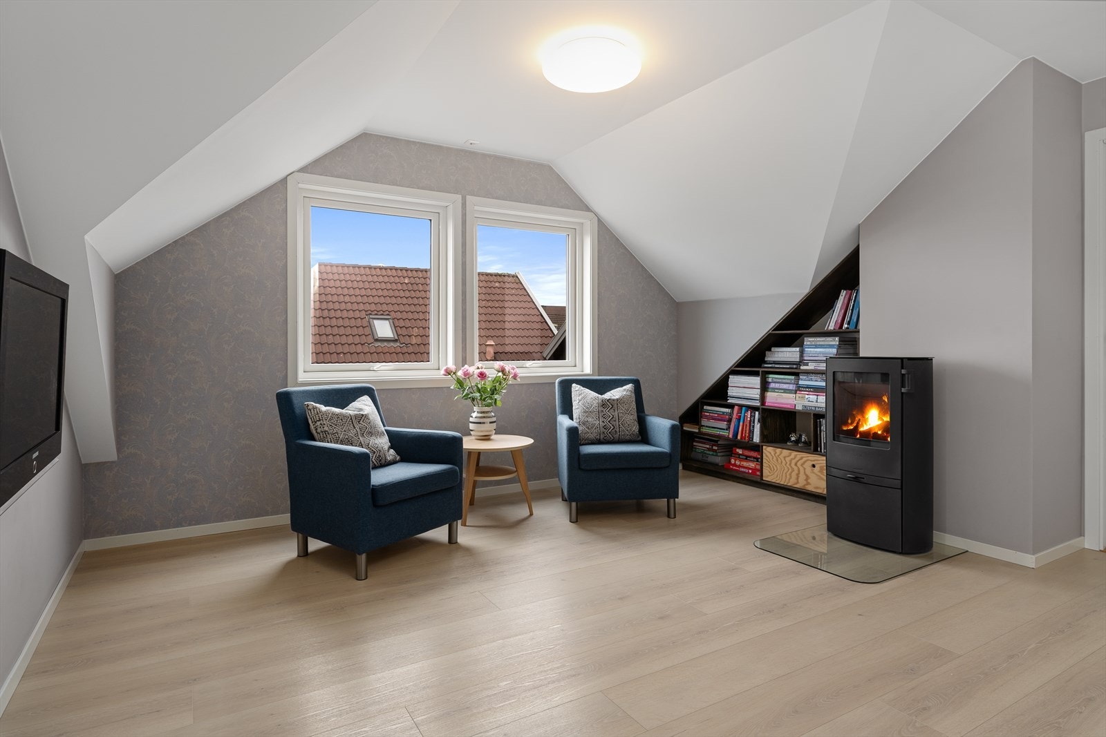 Loftstue med vedovn. Galleribilde