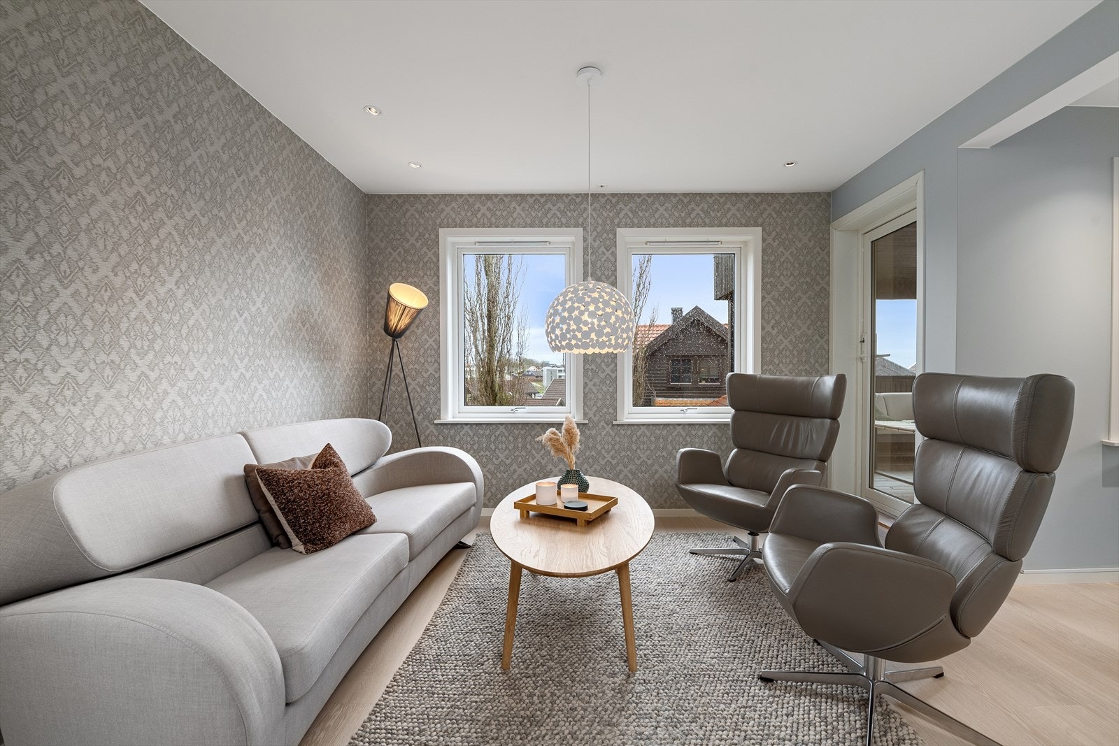 Stue med utgang til hagestue og terrasse. Galleribilde