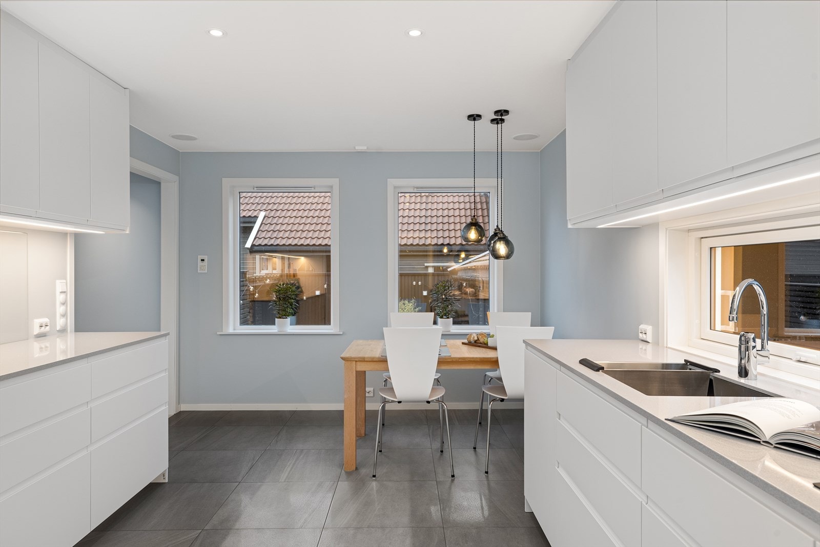 Kjøkken med god plass til spisebord. Galleribilde