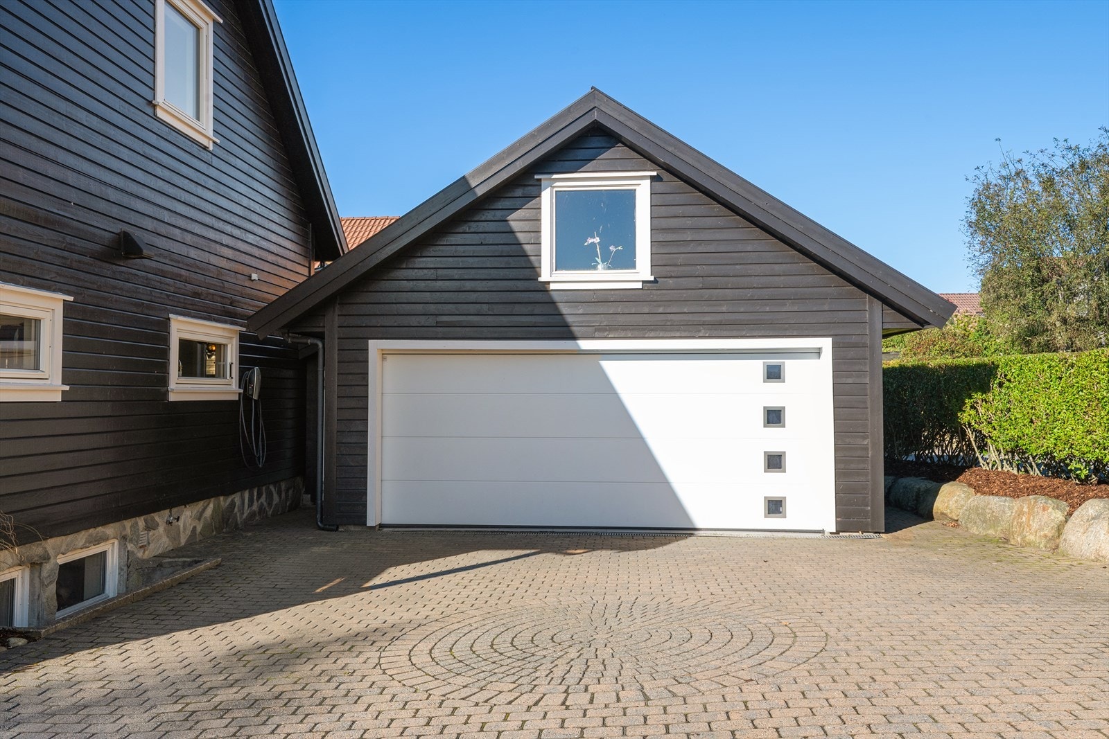 Steinlagt gardsrom. Galleribilde