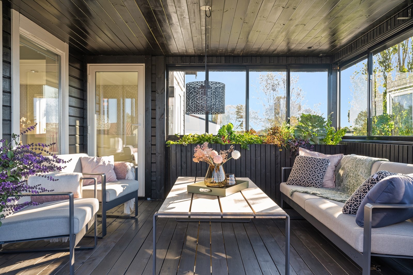 Direkte utgang fra stue til hagestue. Galleribilde