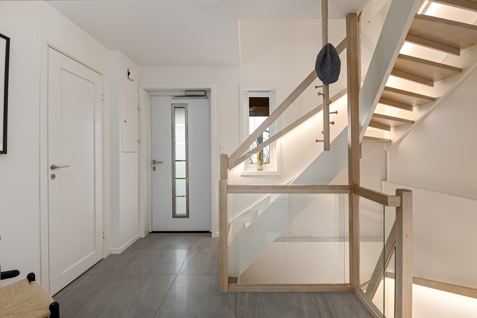 Tidløse, grå italienske fliser på gang. Galleribilde