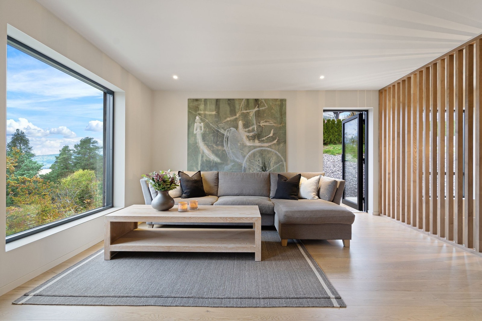 Fantastisk utsikt med plass til stor sofagruppe Galleribilde