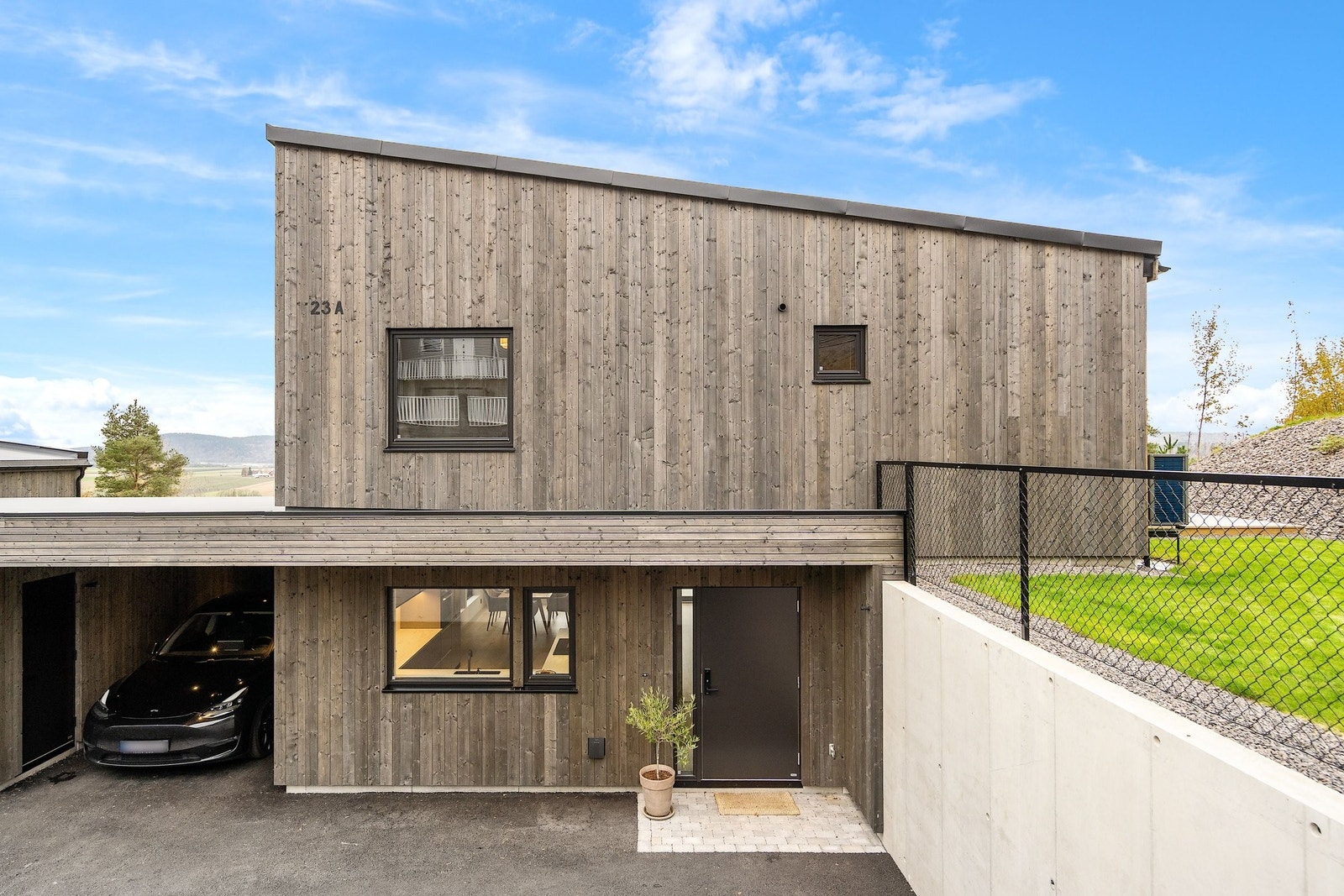 Kjedet bolig med 18m2 carport og suverene uteområder Galleribilde