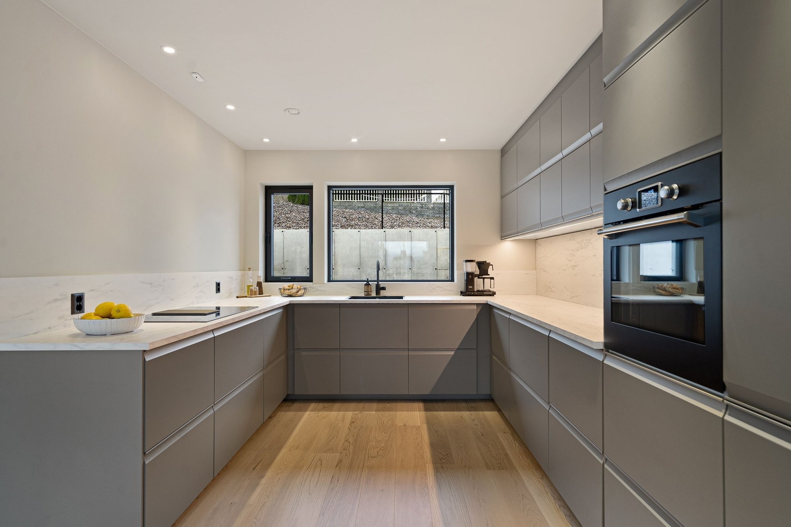 Kjøkken med moderne uttrykk, god funksjonalitet og masse oppbevaring Galleribilde