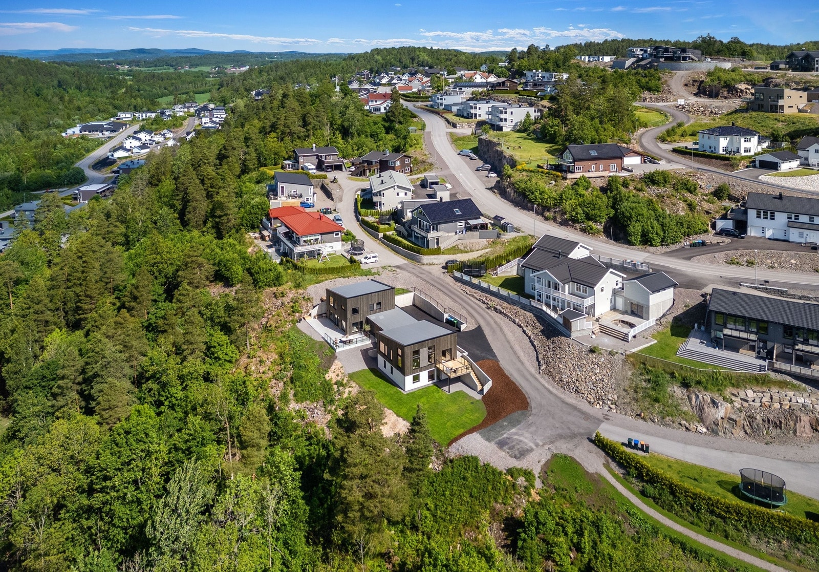 Svært privat, landlig beliggenhet på hjørnetomt nest innerst i blindvei Galleribilde