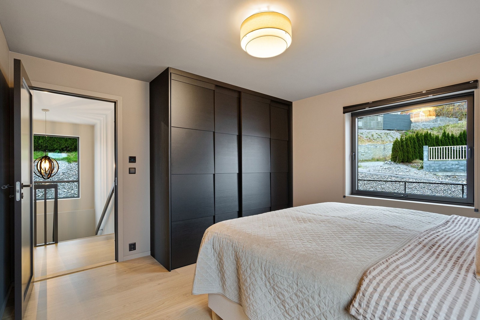 Romslig skyvedørsgarderobe på hovedsoverom Galleribilde