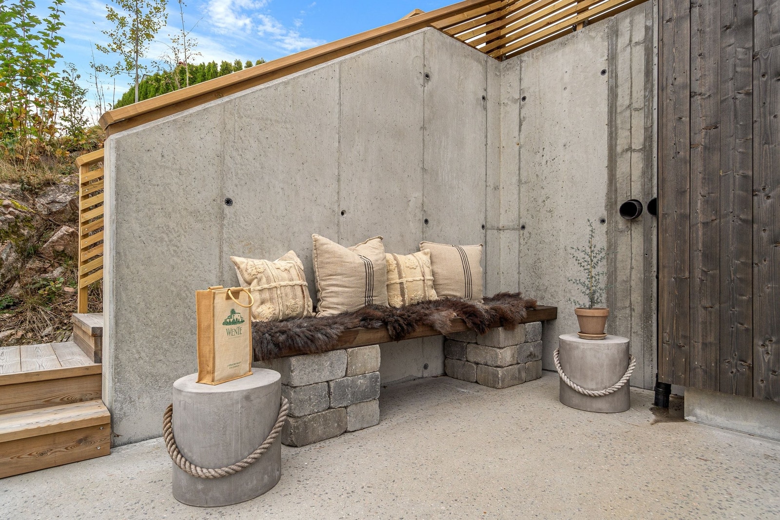 Plassbygd benk i lun krok mot trapp i terreng Galleribilde