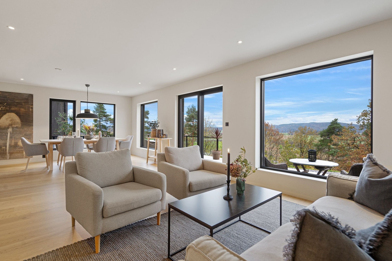 Lyst og lekkert allrom med ulike soner som gir utallige møbleringsmuligheter Galleribilde