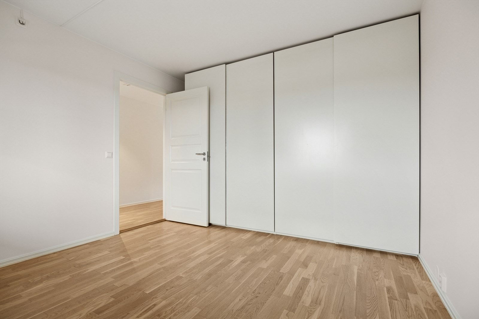 Masse garderobe plass i dette store skapet med skyvedører Galleribilde