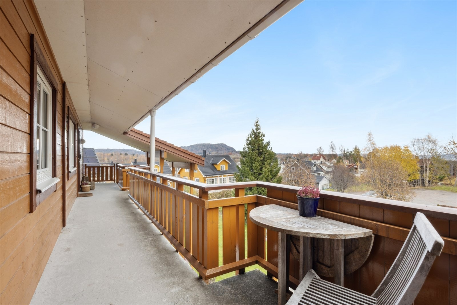 Sola kan nytes fra begge sider, med sitteplass utenfor ytterdøren Galleribilde