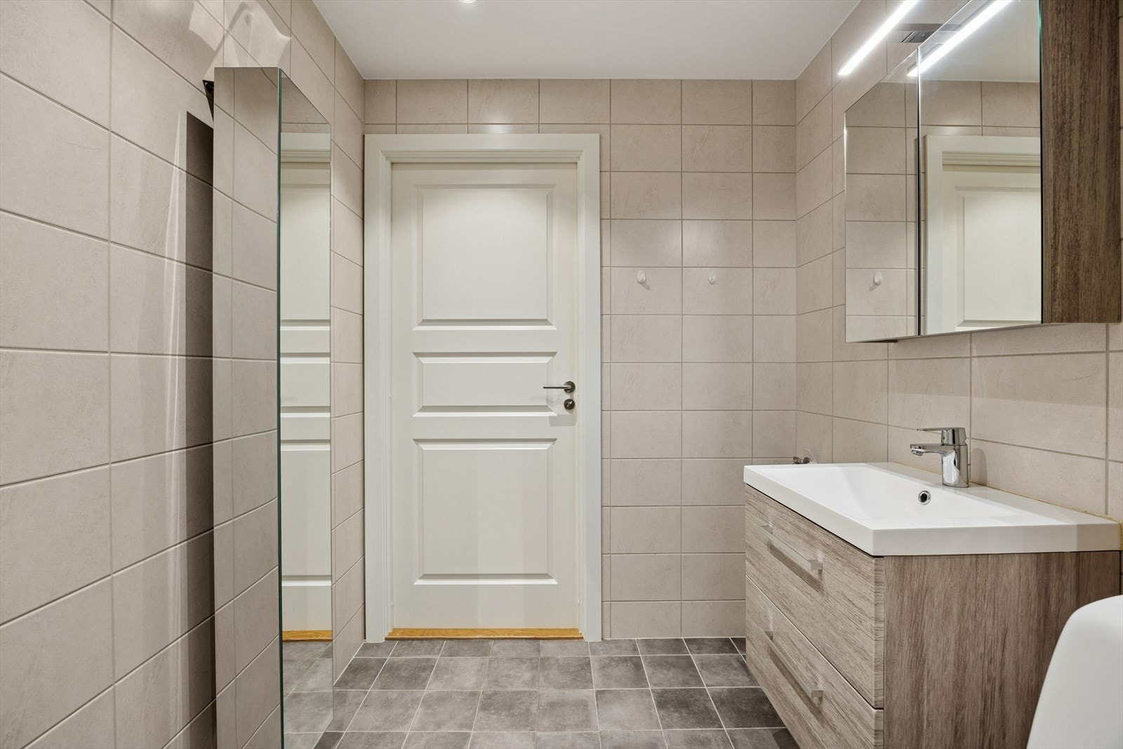 Servant med under - og overskap med lys og speil Galleribilde