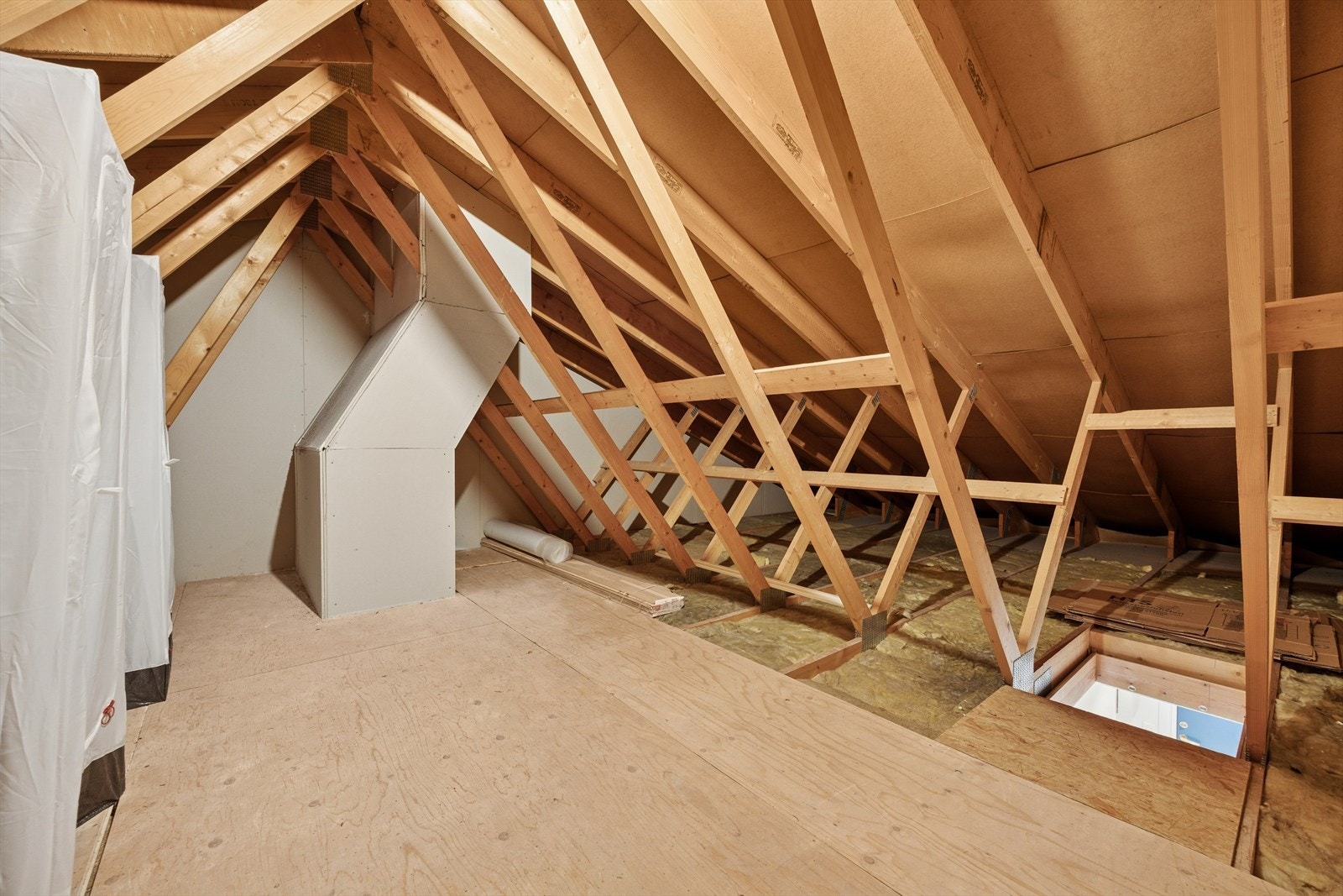 Høyt opp til taket og med masse oppbevarings muligheter Galleribilde