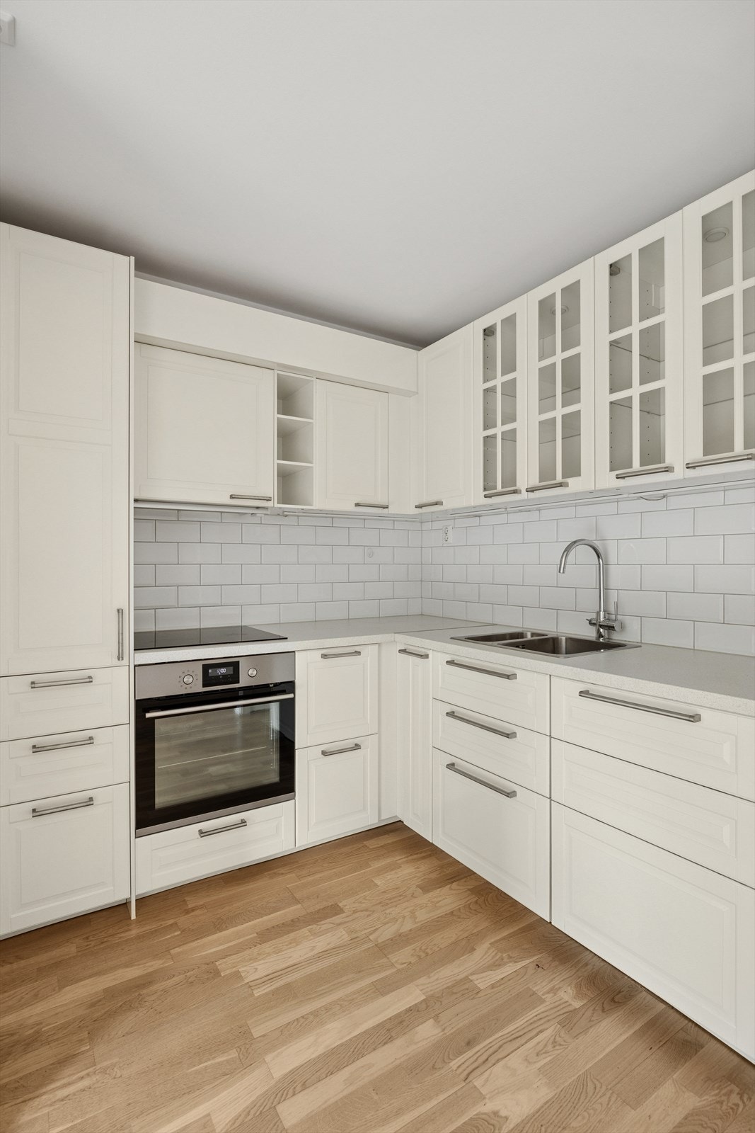 Kjøkkenet har profilerte fronter og masse skapplass for kjøkkenapperater Galleribilde