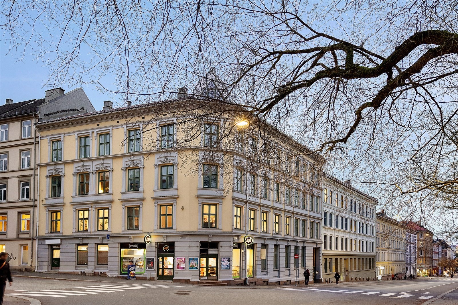 Klassisk og representativ bygård på hjørnet - flott førsteinntrykk. Galleribilde