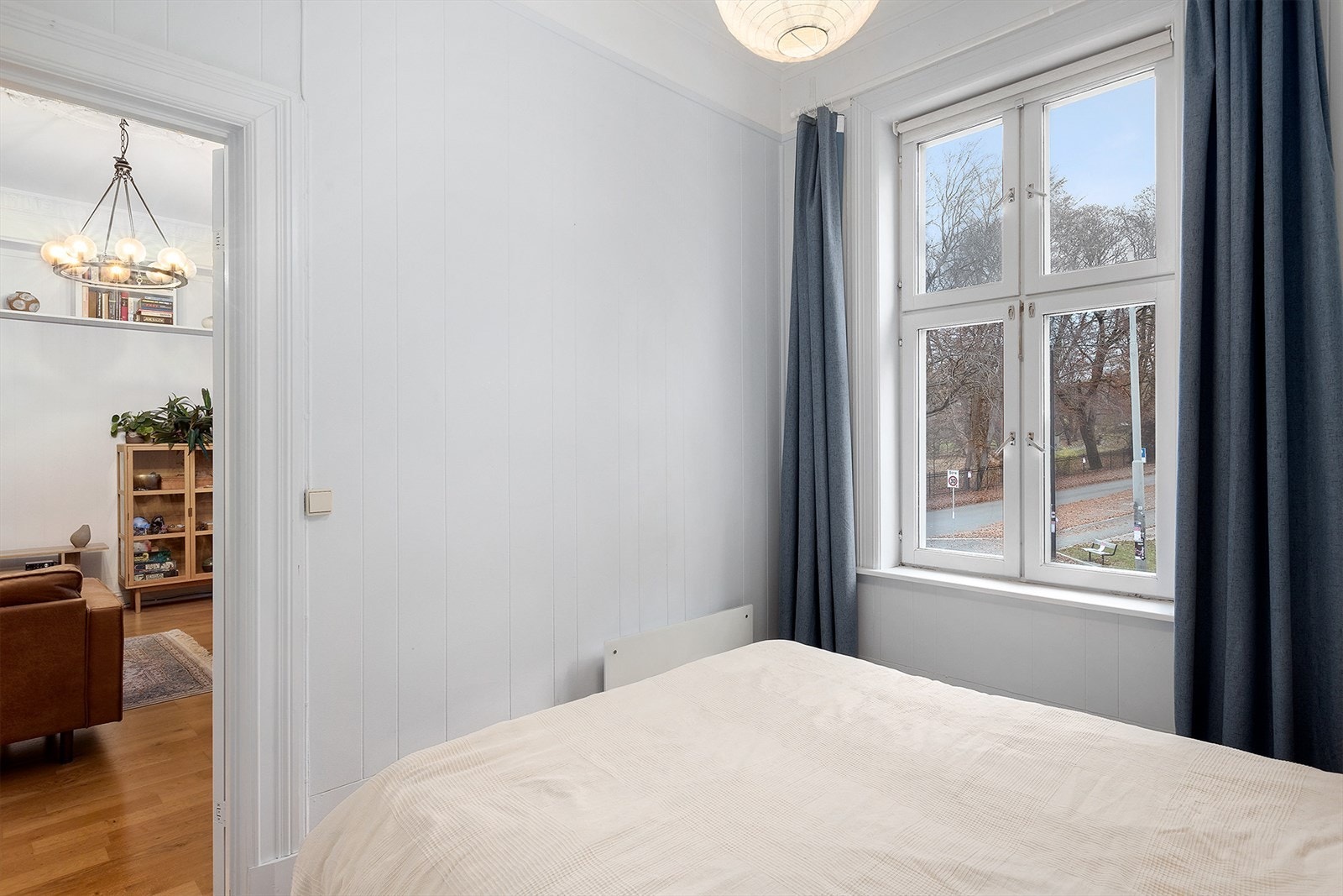 Soverom med fint dagslys fra store vinduer. Galleribilde