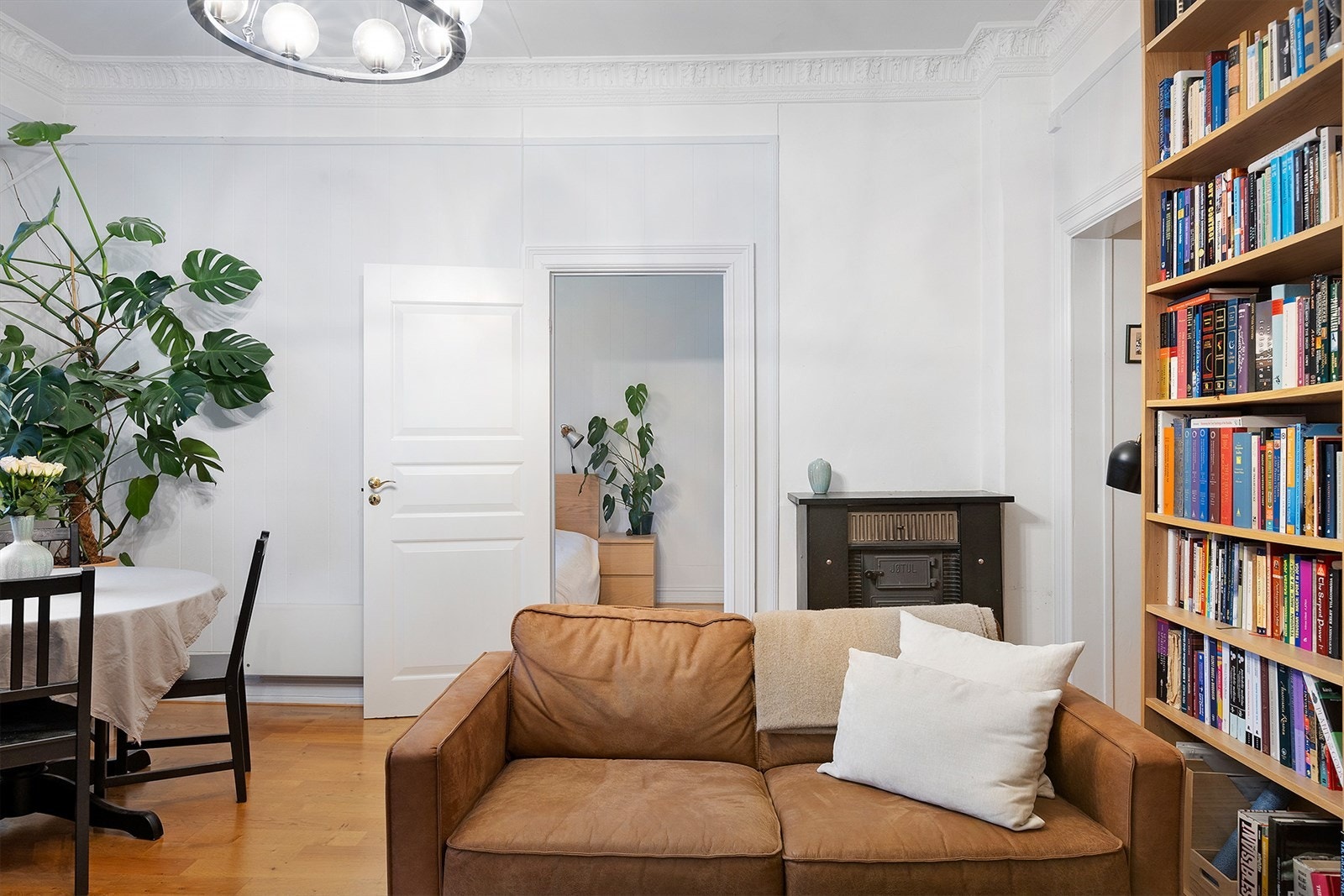 Stue med naturlig soneinndeling og gode flater. Galleribilde