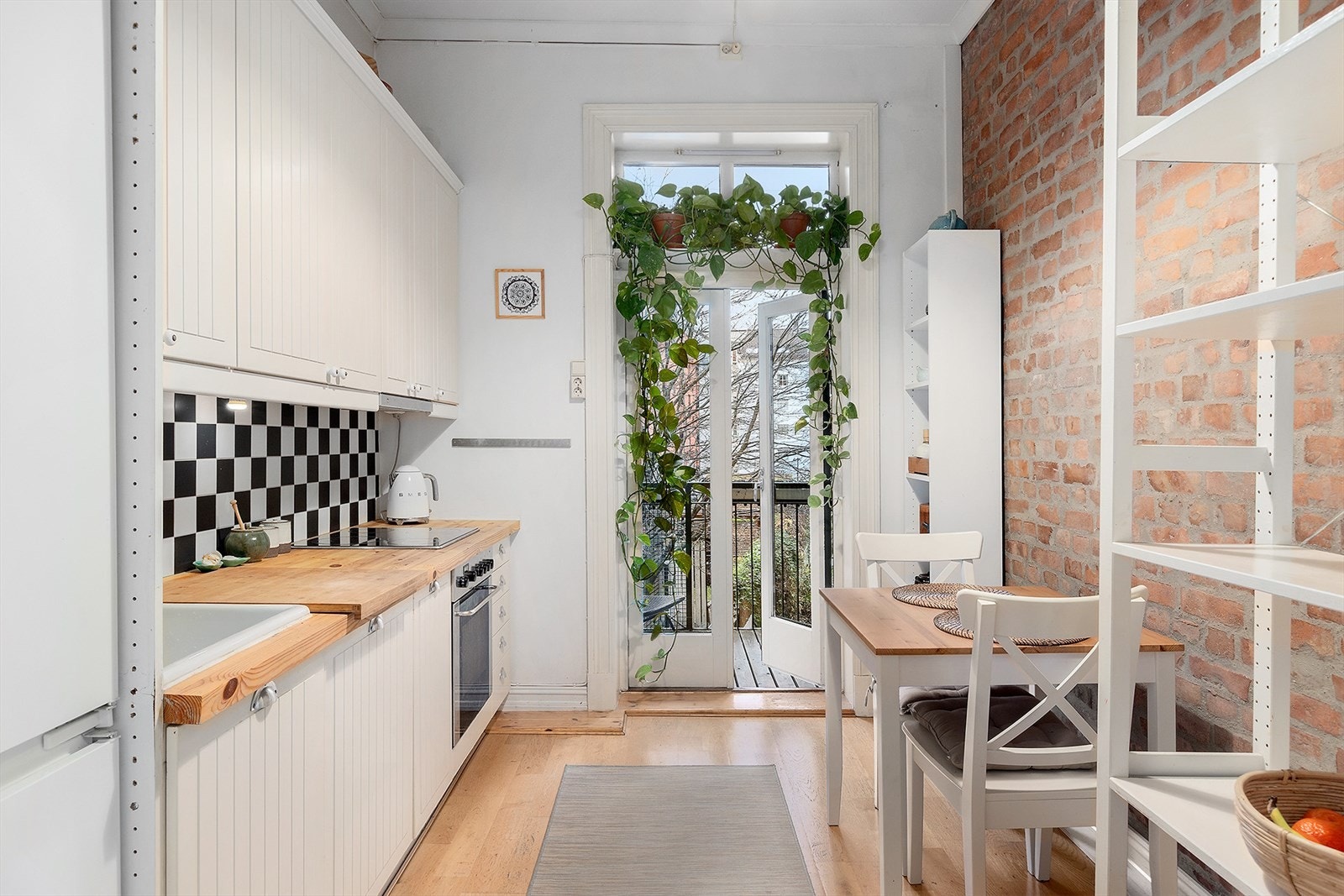 Lyst kjøkken med fin atmosfære og god plass. Galleribilde