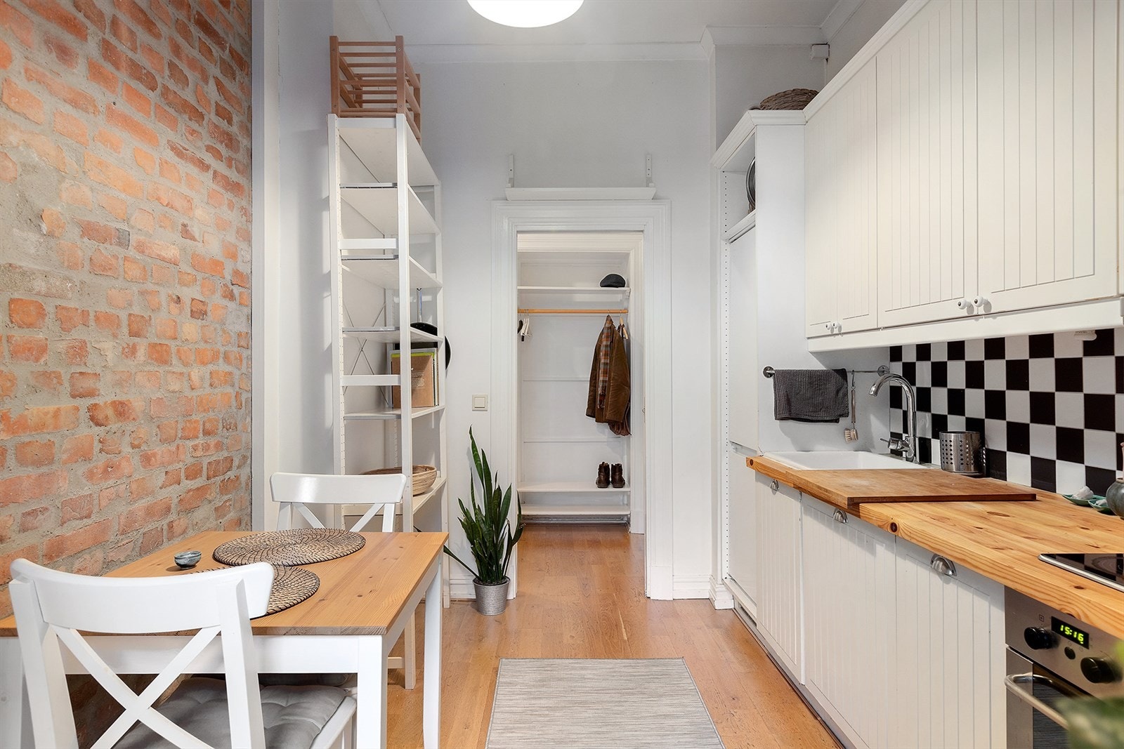 Kjøkken med rikelig skapplass og gode arbeidsflater. Galleribilde