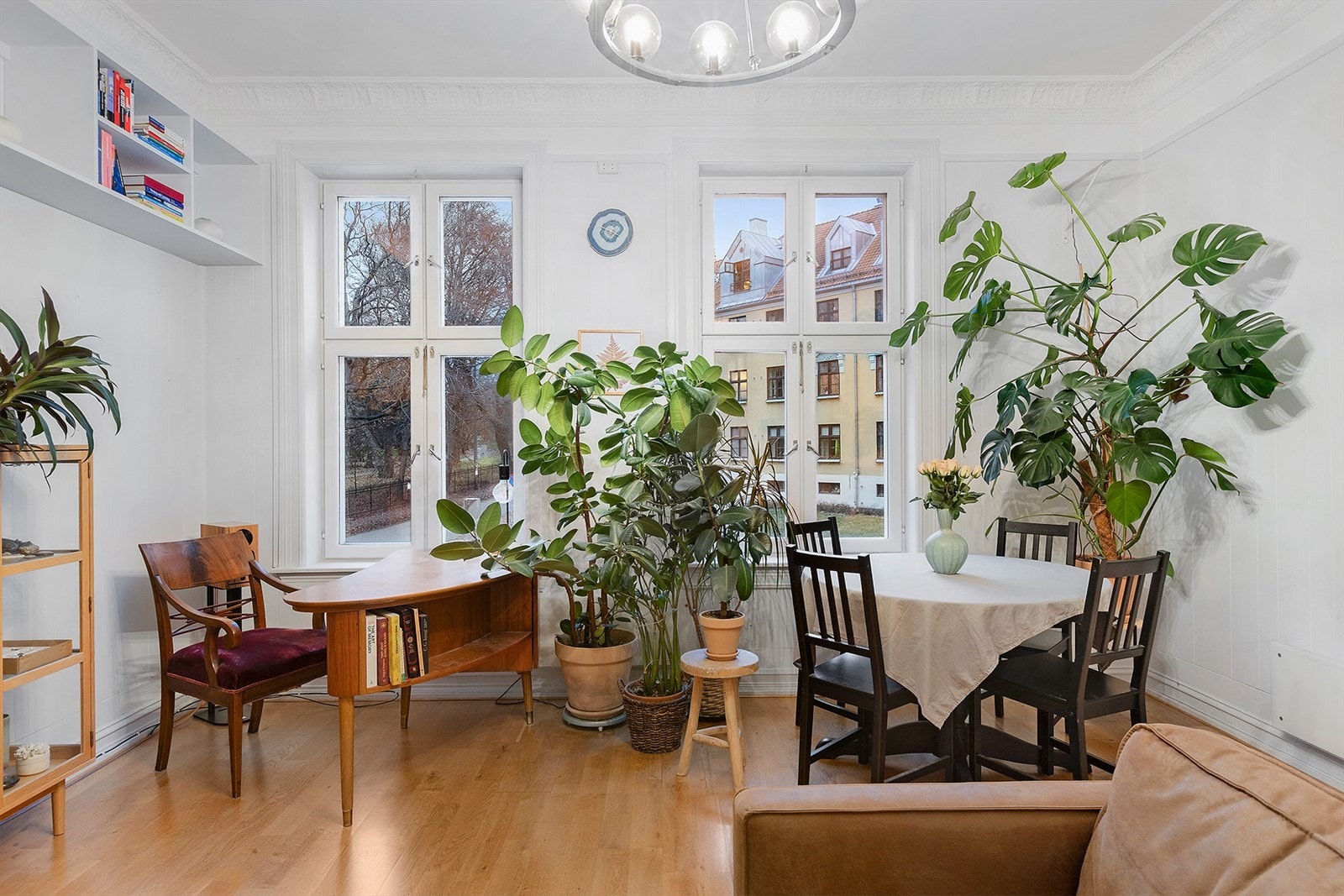 Trivelig spiseplass ved vindu - perfekt til hverdagsmiddager. Galleribilde